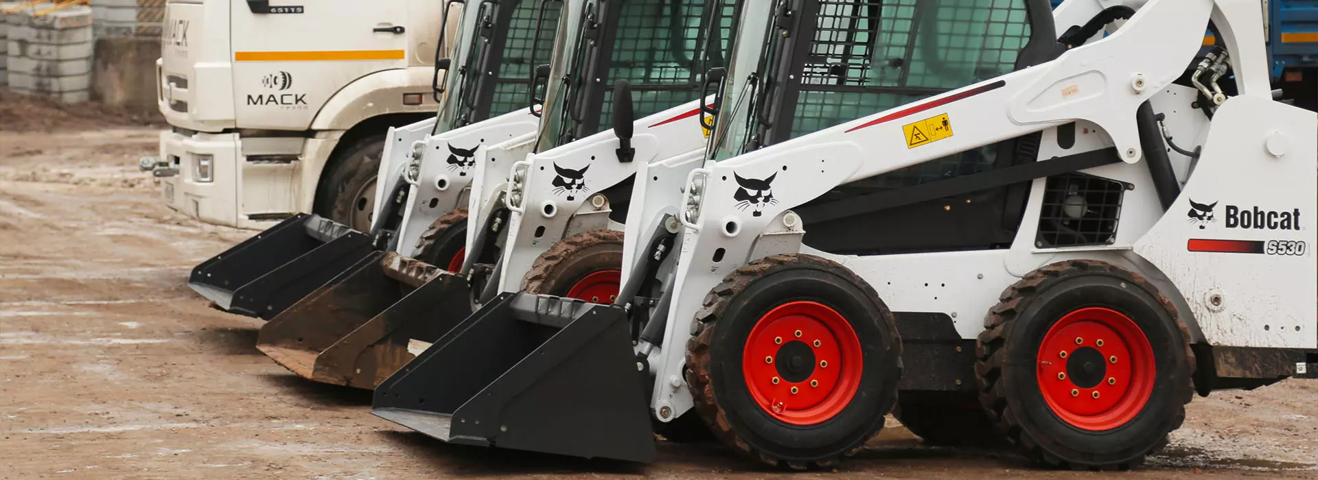 Алматы усиливает коммунальный парк: передали 20 мини-погрузчиков Bobcat S530